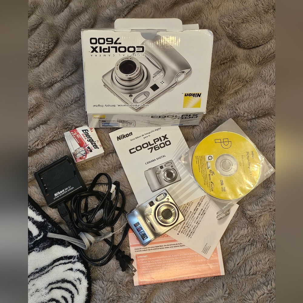 Nikon Coolpix 7600 Silver AA Battery Powered